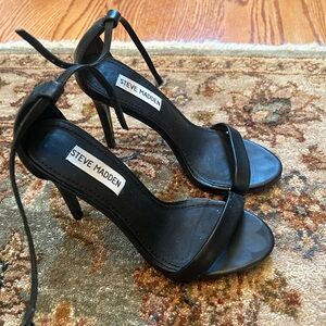 Steve Madden black pumps